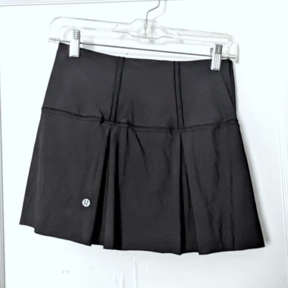Lululemon black pleated tennis skort